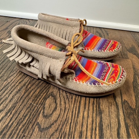 Youth Kids Minnetonka Frisco Suede Fringe Moccasin Ankle Boots size 12 - Picture 1 of 7